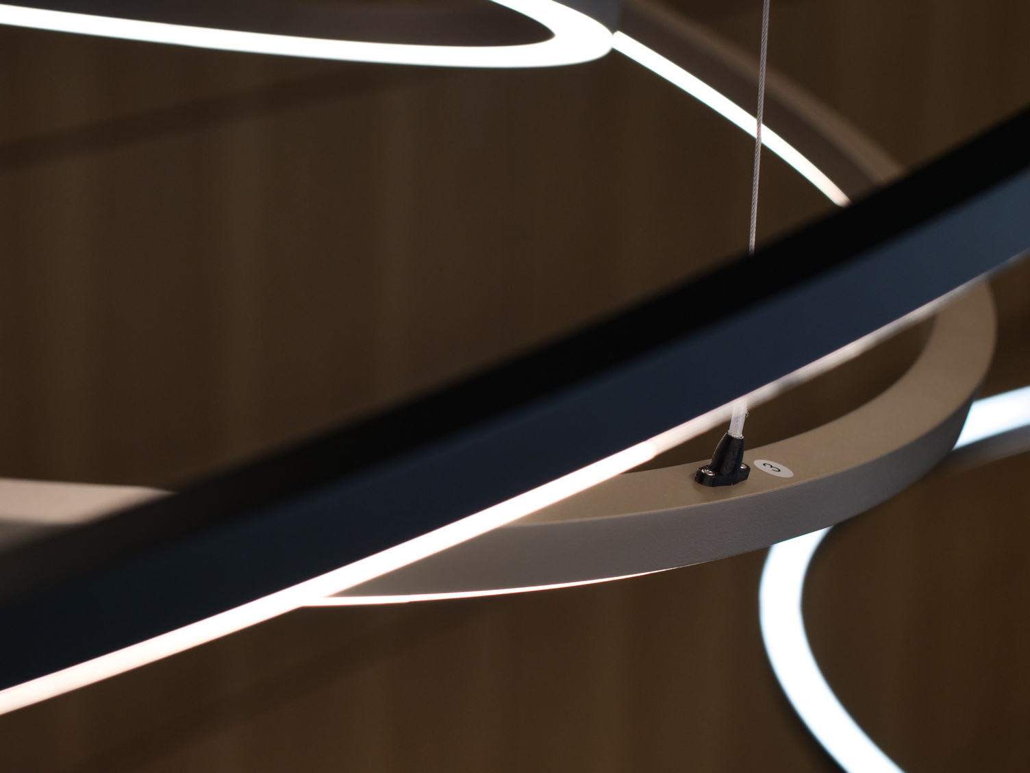Montage bzw. Installation der beweglichen Ringleuchte PURE MOTION in der SATTLER Manufaktur