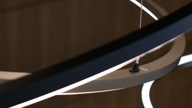 Montage bzw. Installation der beweglichen Ringleuchte PURE MOTION in der SATTLER Manufaktur