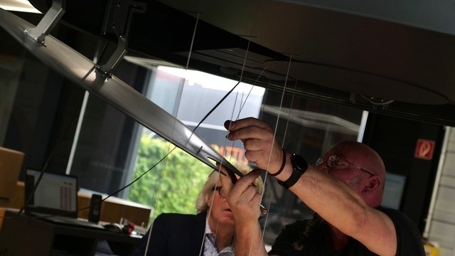 Monteure bei der Installation der beweglichen Ringleuchte PURE MOTION in der SATTLER Manufaktur