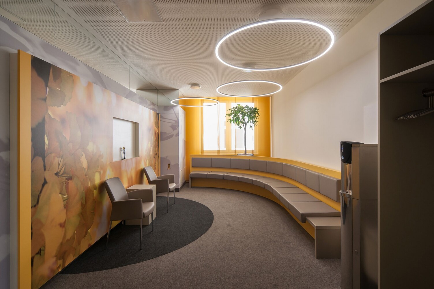 Three SLIM DIRECT Ring Lights in Waiting Area – MVZ Bad Berka Three filigree SLIM DIRECT LED ring lights by SATTLER in the waiting area of MVZ Bad Berka medical practice, providing direct and comfortable illumination.