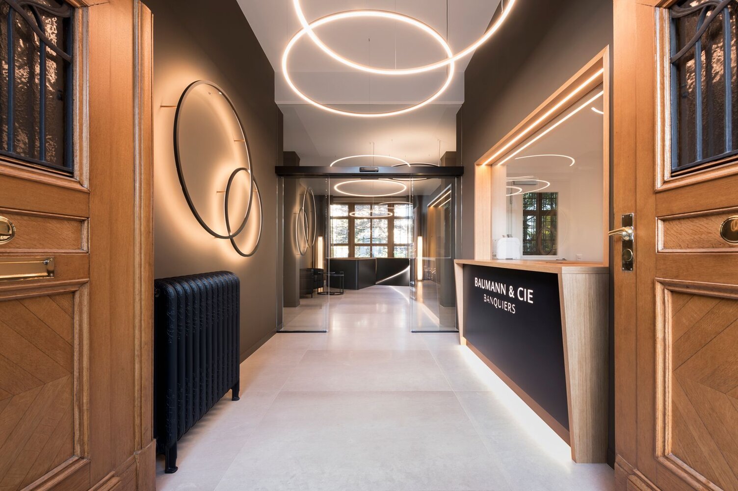 Historischer Flur mit dekorativ angeordneten Slim Wall und für die Grundbeleuchtung eingesetzte Slim direkt, sowie Slim indirekt leuchtenden Leuchten | © Andreas Zimmermann Fotografie