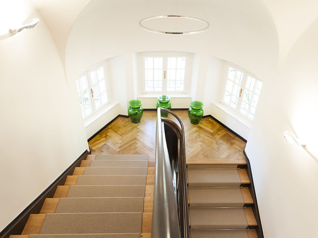 Hängelampe für Treppenhaus: Wendepodest inTreppenhaus der historischen Villa, Lohmann & Rauscher, mit SLIM direkt Ringleuchte (Aluminium poliert) | © Lohmann & Rauscher