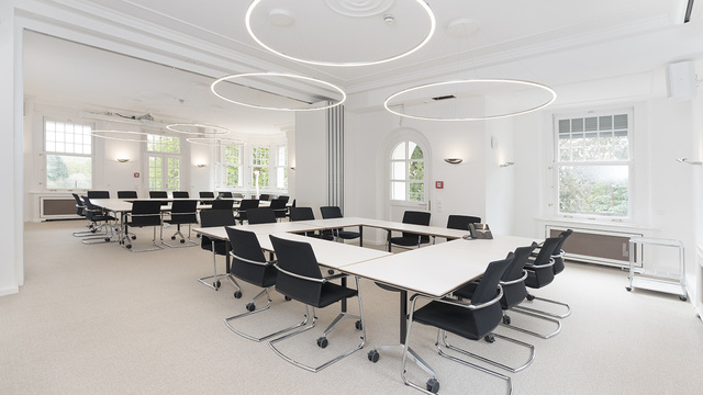 Bright seminar room at Lohmann & Rauscher Academy with SLIM Ring luminaires by SATTLER. Flexible table arrangement for training and workshops. | © gauls die Fotografen