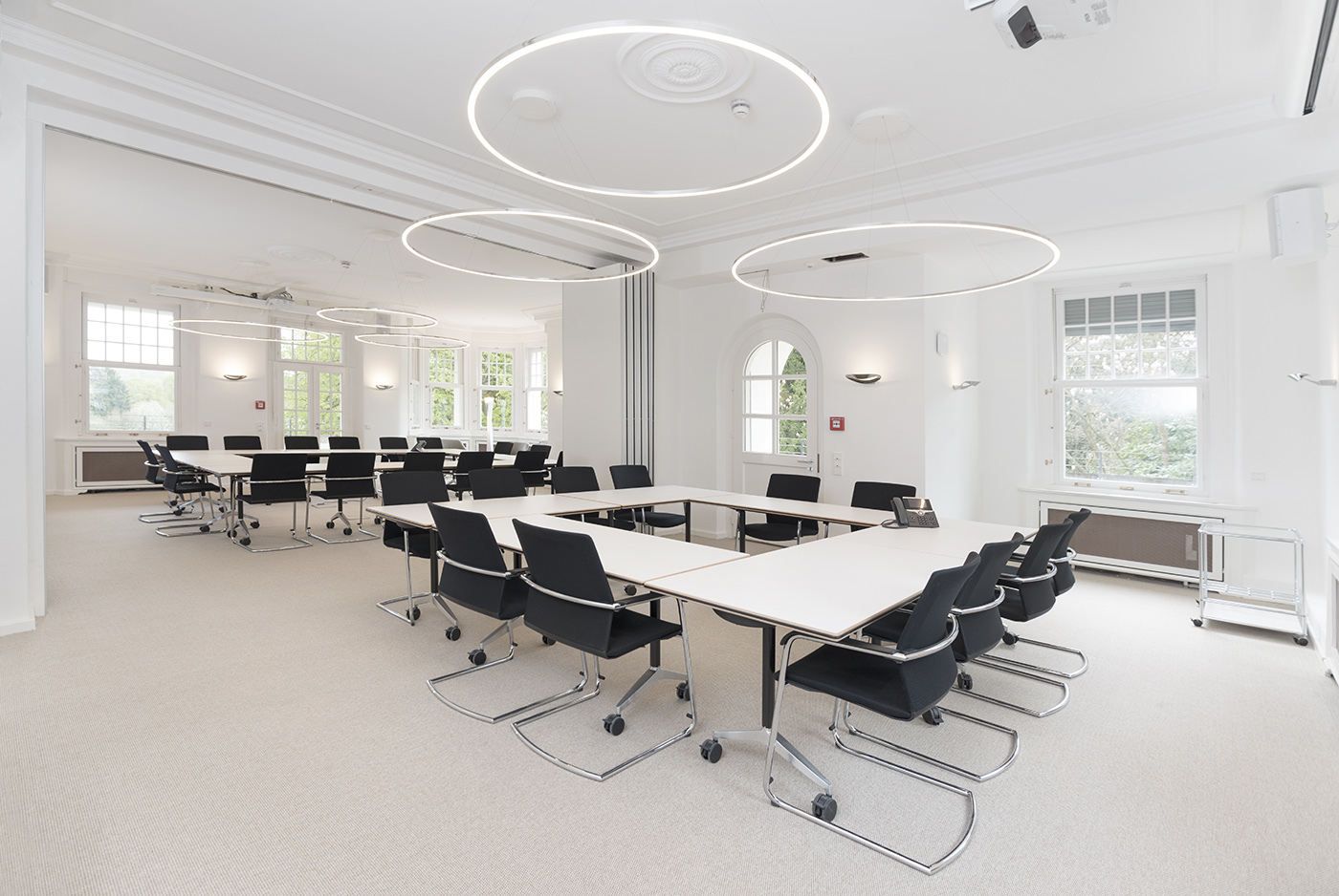Lohmann & Rauscher Academy – SLIM Ring-Leuchten für optimale Seminarraumbeleuchtung | © gauls die Fotografen Heller Seminarraum der Lohmann & Rauscher Academy mit SLIM Ring-Leuchten von SATTLER. Flexible Tischanordnung für Schulungen und Workshops. | © gauls die Fotografen