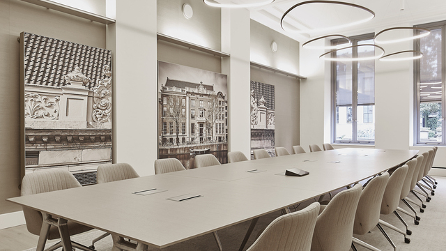 Multiple SLIM DELTA IN LED ring luminaires by SATTLER in rounded triangular form installed in the M-R Richmont conference room, emitting inward light with precise architectural effect. | © Herman de Winter