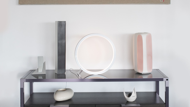 Filigree SLIM TABLE LED table luminaire by SATTLER placed on a sideboard in a private living room, slim ring light with precise, indirect illumination. | © Meier
