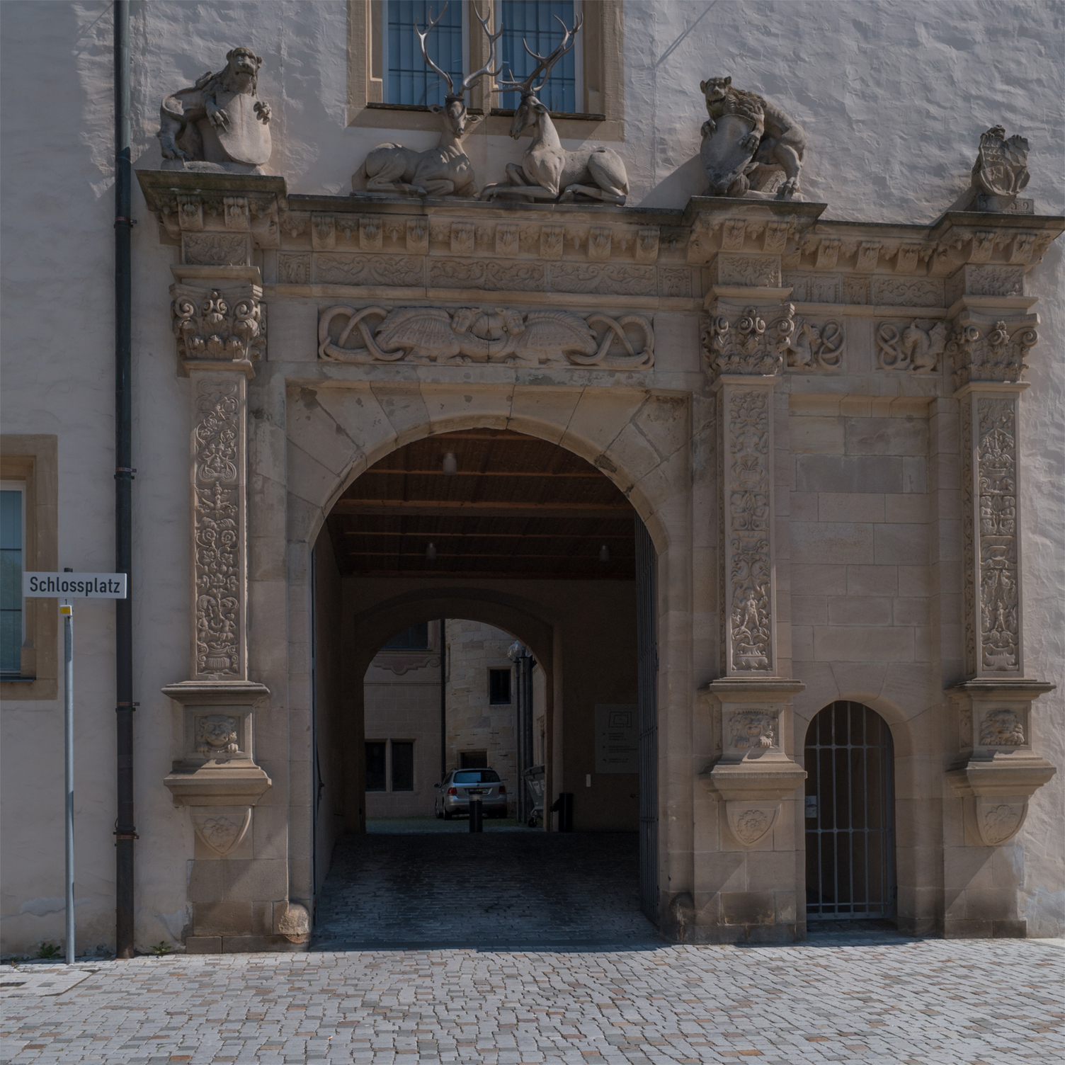 Eingangstor zur Stadt des Renaissance Schlosses in Göppingen, heutiges Amtsgericht Göppingen, mit aufwendigen Steinmetzarbeiten. | © SATTLER