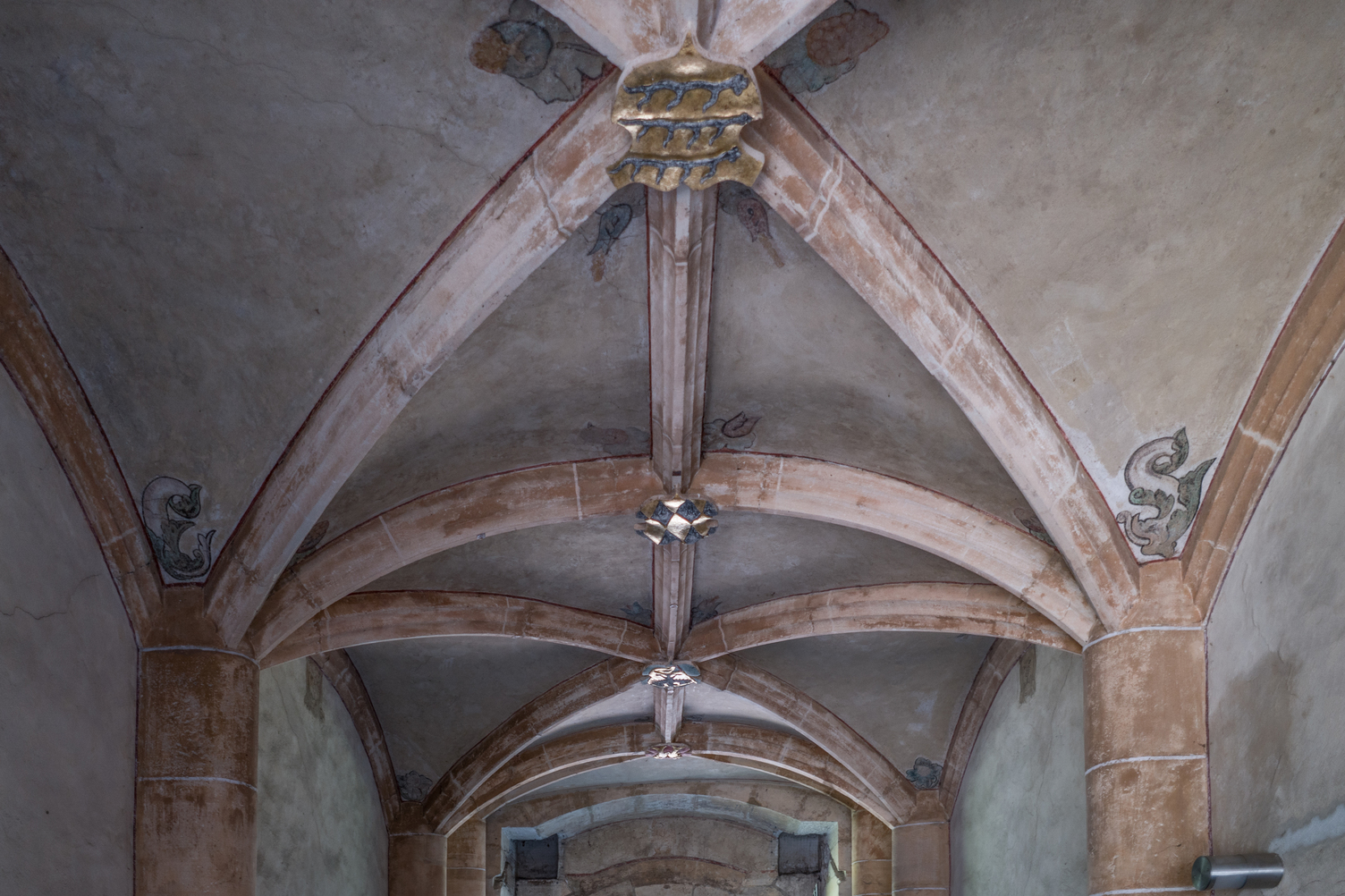 Kunstvoller Bogengang im Amtsgericht Göppingen mit in Stein gehauenen und bemalter Gewölbedecke - Verzierungen mit Wappen und Ornamenten.  | © SATTLER