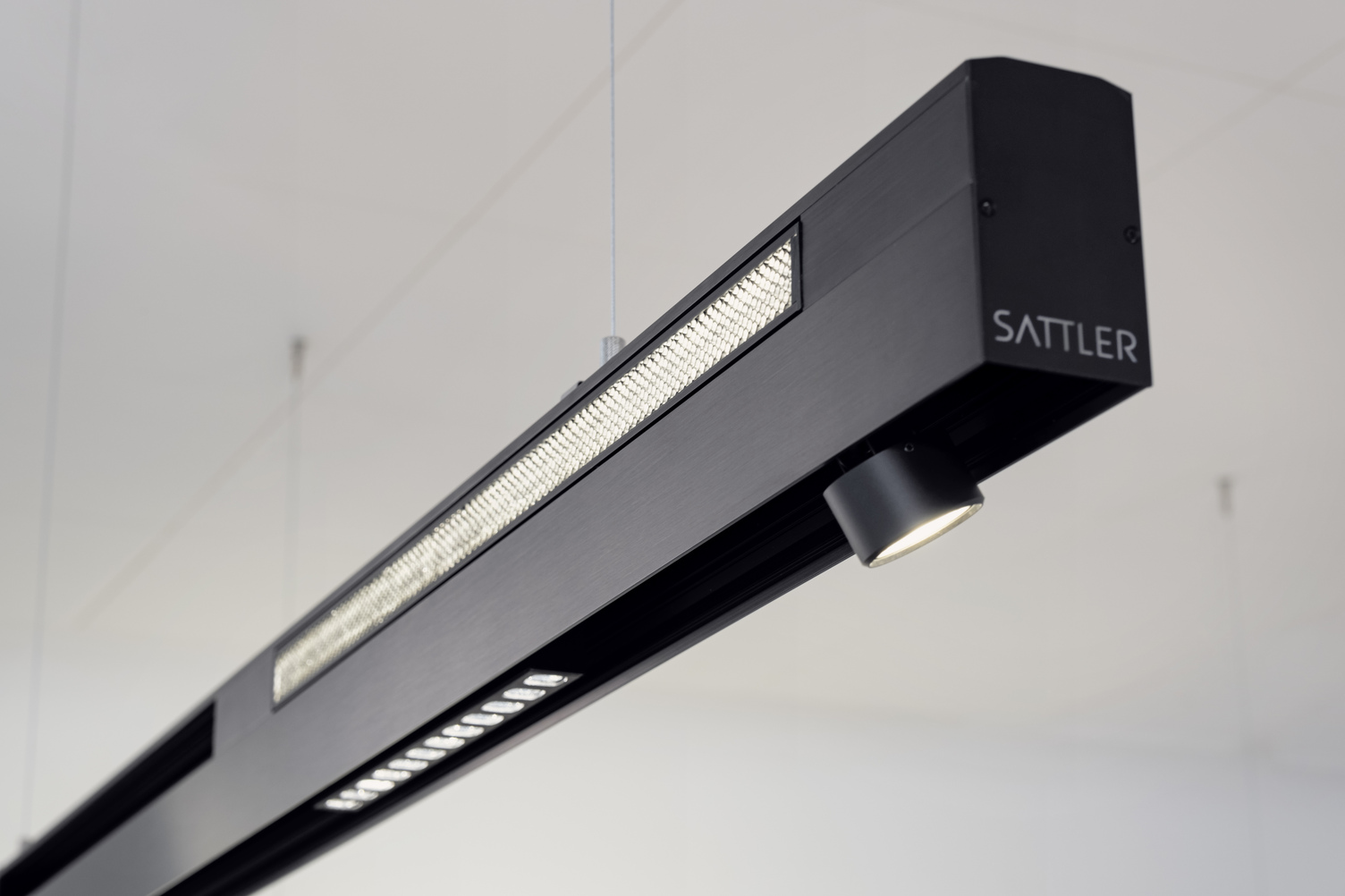 SATTLER E-JUSTICE Leuchte mit hochwertiger Oberfläche im Gerichtssaal
