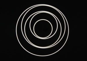 Blick von unten auf 5 untereinander verbundene leuchtende Ringe der TOCCATA Ringleuchtenobjekt.