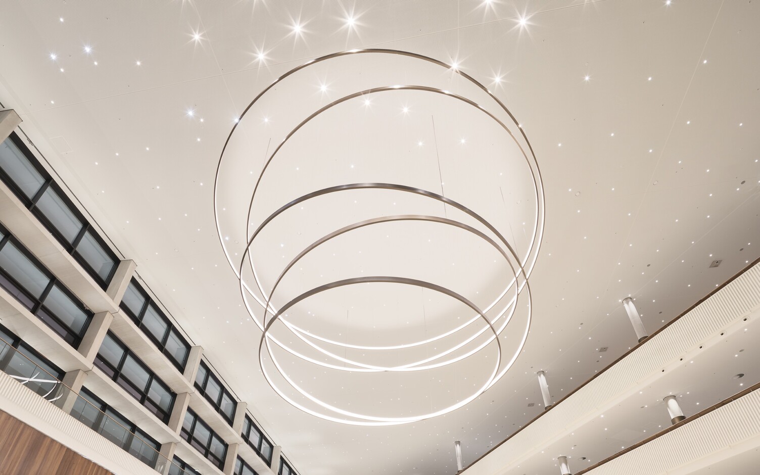 Atrium des Congress Center Hamburg mit großen LED-Ringleuchten von Sattler - Zoombild