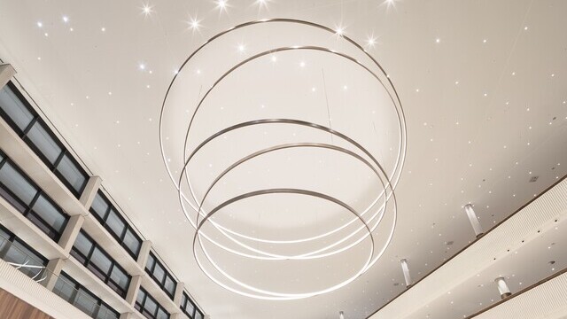 Atrium des Congress Center Hamburg mit großen LED-Ringleuchten von Sattler - Zoombild | © Piet Niemann