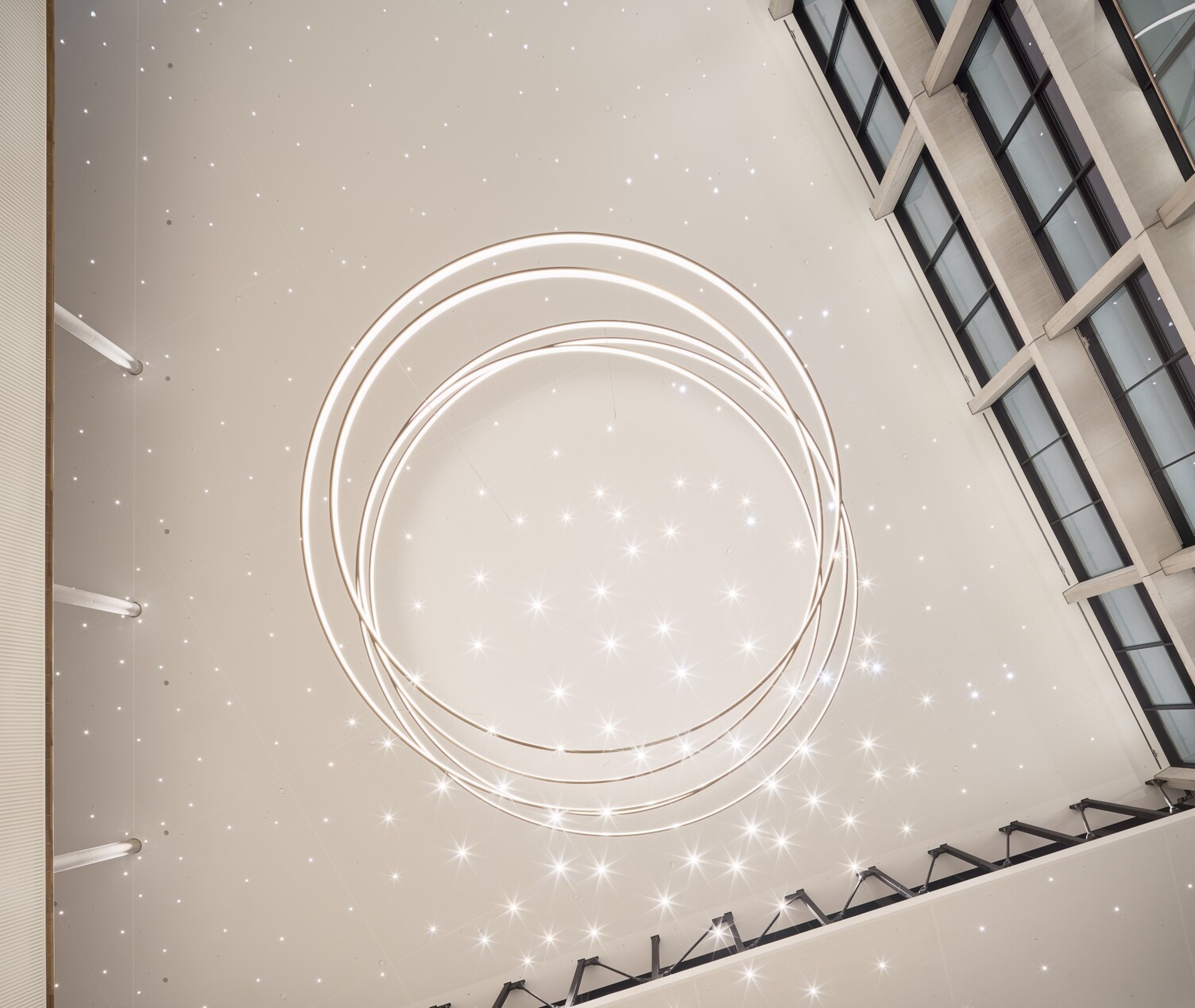 Atrium des Congress Center Hamburg mit großen LED-Ringleuchten von Sattler - Ansicht von unten