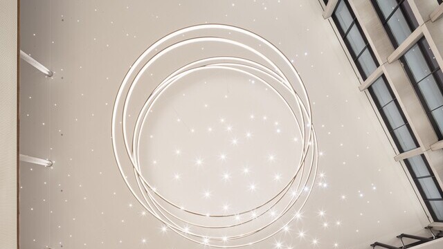 Atrium des Congress Center Hamburg mit großen LED-Ringleuchten von Sattler - Ansicht von unten | © Piet Niemann
