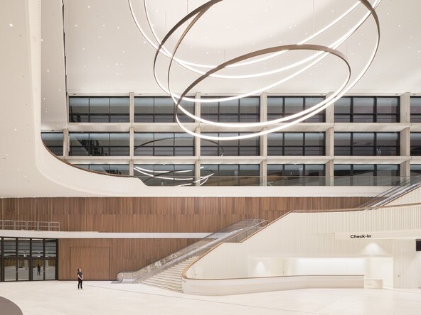 Atrium des Congress Center Hamburg mit großen LED-Ringleuchten von Sattler - Seitlicher Auschnitt | © Piet Niemann