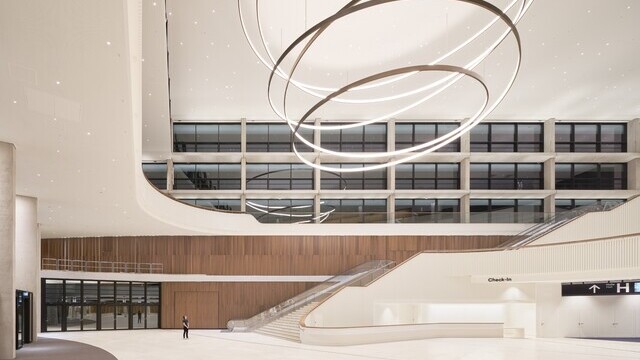 Atrium des Congress Center Hamburg mit großen LED-Ringleuchten von Sattler - Seitliche Totale | © Piet Niemann