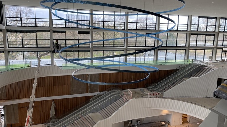  Installation der LED-Ringleuchten im Atrium des Congress Center Hamburg - Perspektive 2 | © SATTLER