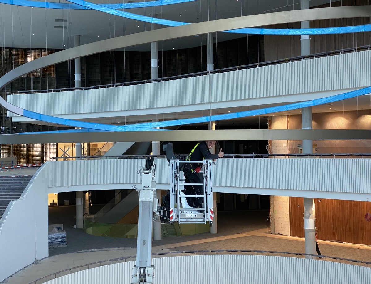 Installation der LED-Ringleuchten im Atrium des Congress Center Hamburg - Perspektive 3