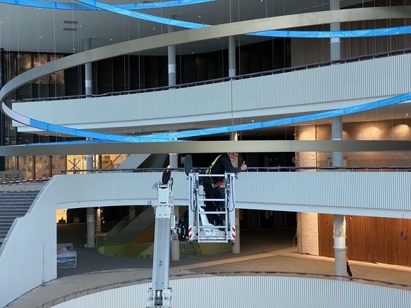  Installation der LED-Ringleuchten im Atrium des Congress Center Hamburg - Perspektive 3 | © SATTLER