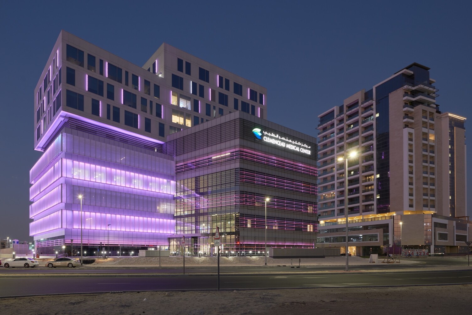 Außenansicht bunt beleuchteter großer Klinikkomplex Clemenceau Medical Center Dubai.