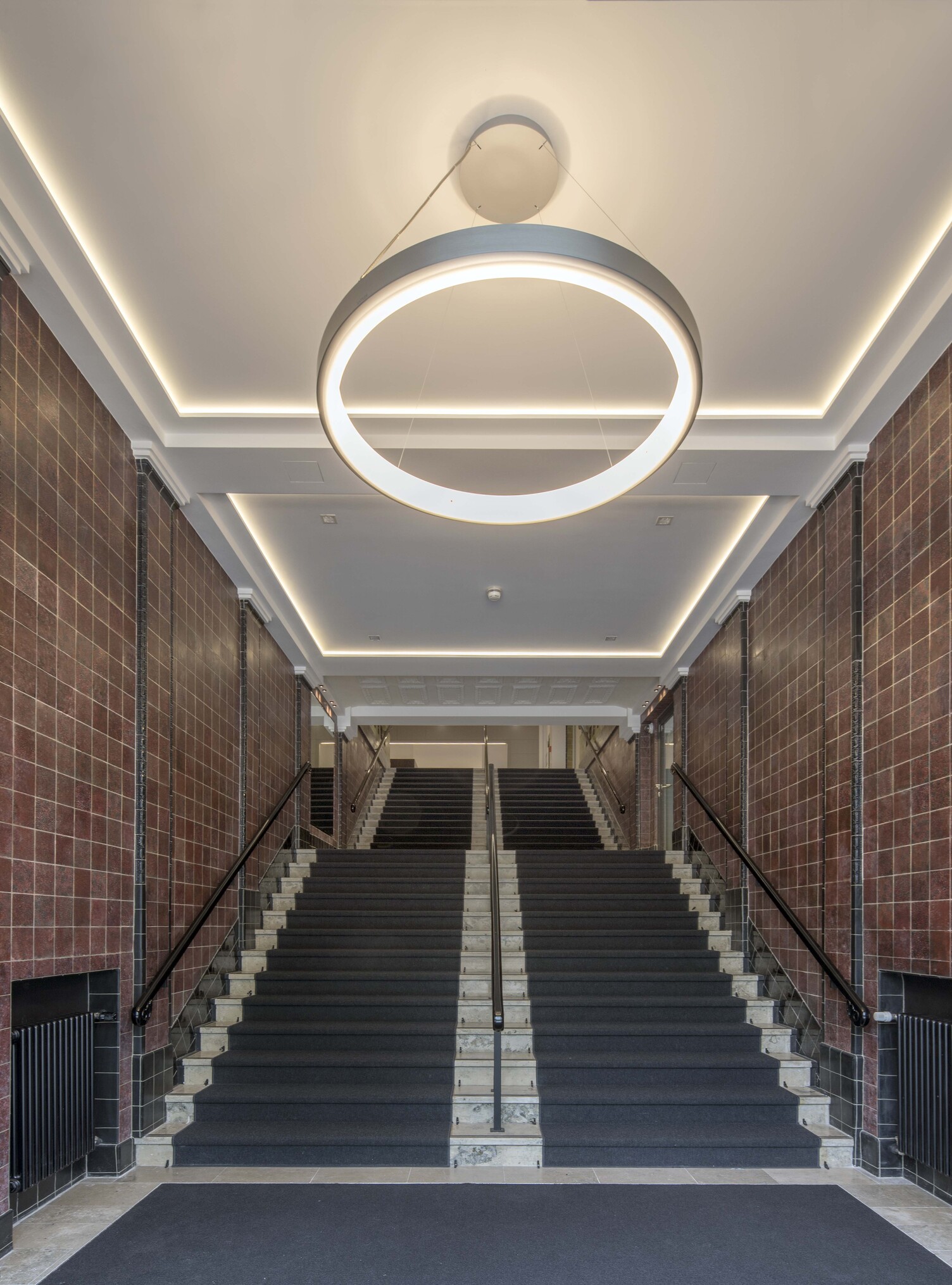 CIRCOLO as entrance lighting in the historic staircase View of a staircase with focus from below on a suspended Circolo ring luminaire in the DGB Hamburg.