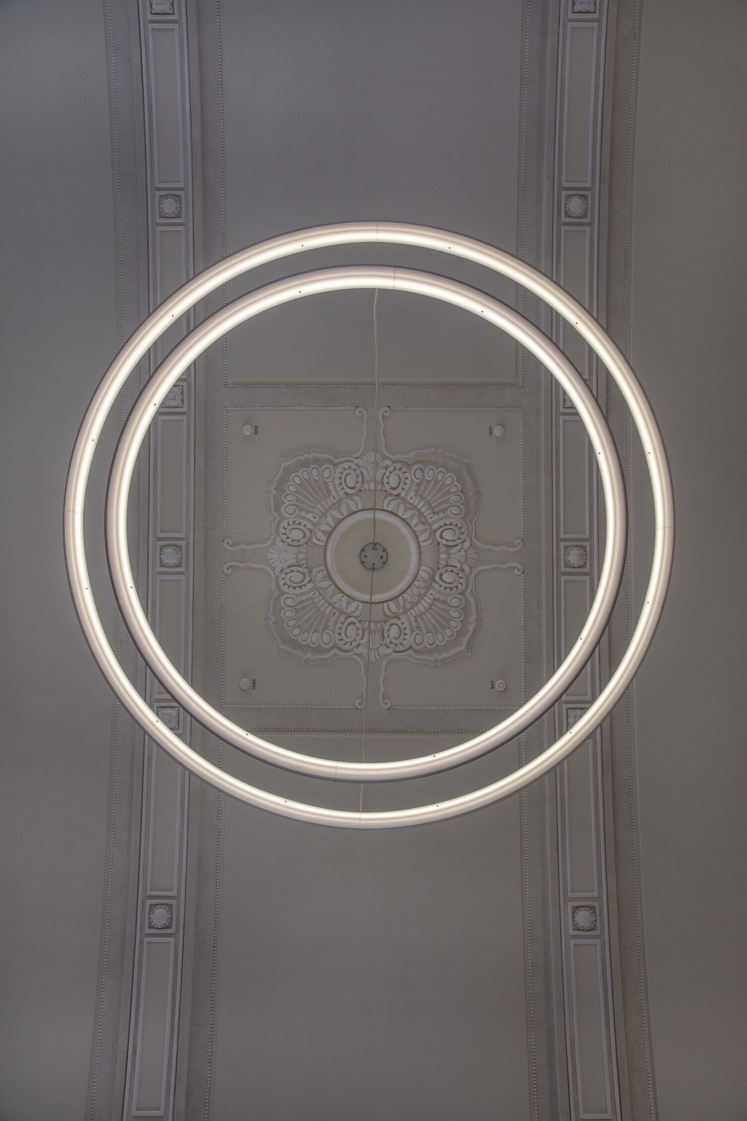 CIRCOLO ring light ensemble sets the stucco rosette in the spotlight | © Michael Voit