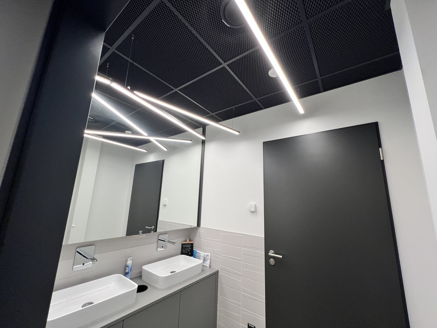 PALADIO LENS in Sanitärräumen Sanitärräume mit PALADIO LENS Leuchten bei DAHLHAUSEN Medizintechnik.