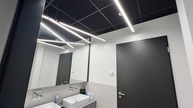 Sanitärräume mit ROTOLO LINEA Leuchten bei DAHLHAUSEN Medizintechnik.
