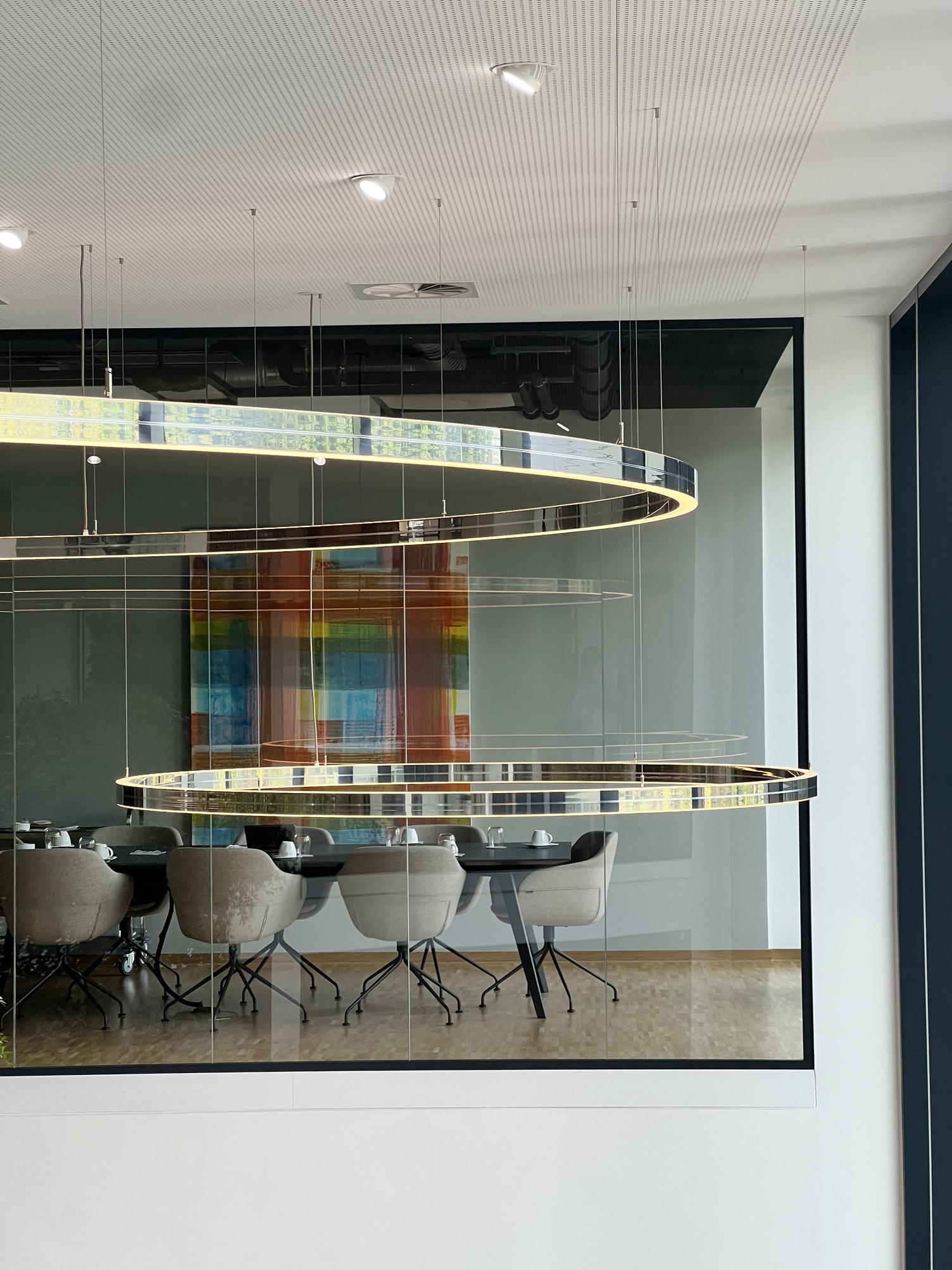 DOPPIO Sonderleuchte – Materialdetail Detailaufnahme der DOPPIO Sonderleuchte aus poliertem Aluminium bei DAHLHAUSEN Medizintechnik.