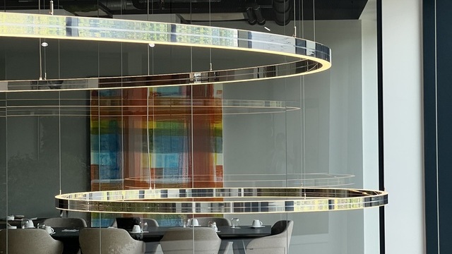 Detailaufnahme der DOPPIO Sonderleuchte aus poliertem Aluminium bei DAHLHAUSEN Medizintechnik.