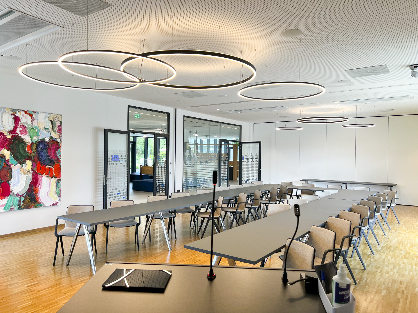 DOPPIO Ringleuchten im Meetingraum Besprechungsraum mit DOPPIO Ringleuchten bei DAHLHAUSEN Medizintechnik.