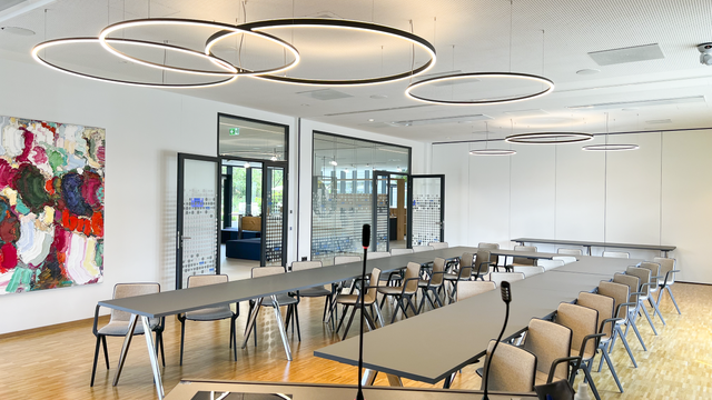 Besprechungsraum mit DOPPIO Ringleuchten bei DAHLHAUSEN Medizintechnik.