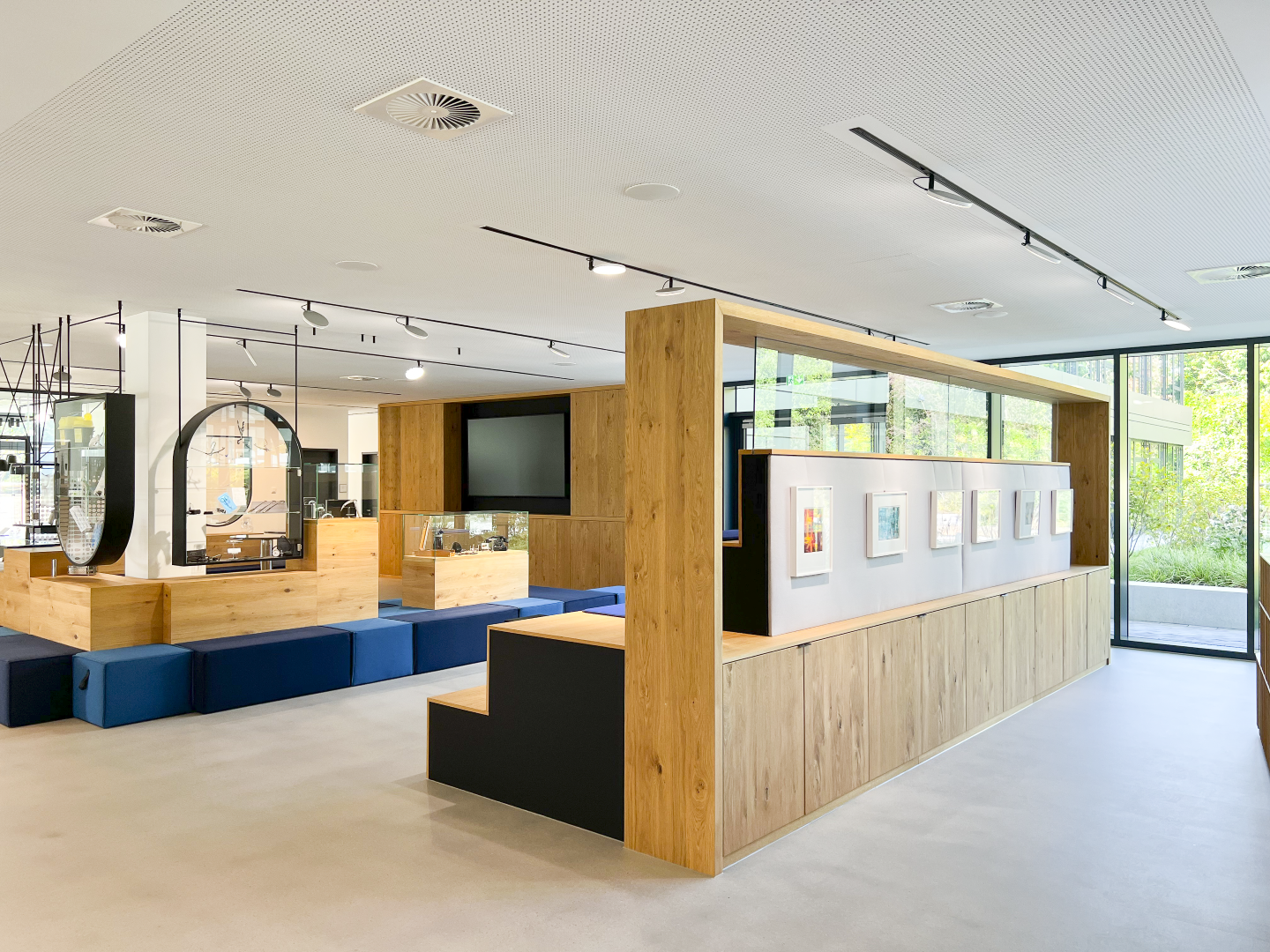 AVVENI im PALADIO TRACK System Arbeits- und Kommunikationszone mit AVVENI Leuchten im PALADIO TRACK System bei DAHLHAUSEN Medizintechnik.