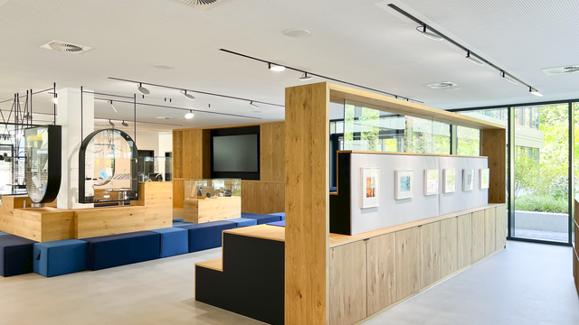 Arbeits- und Kommunikationszone mit AVVENI Leuchten im PALADIO TRACK System bei DAHLHAUSEN Medizintechnik.