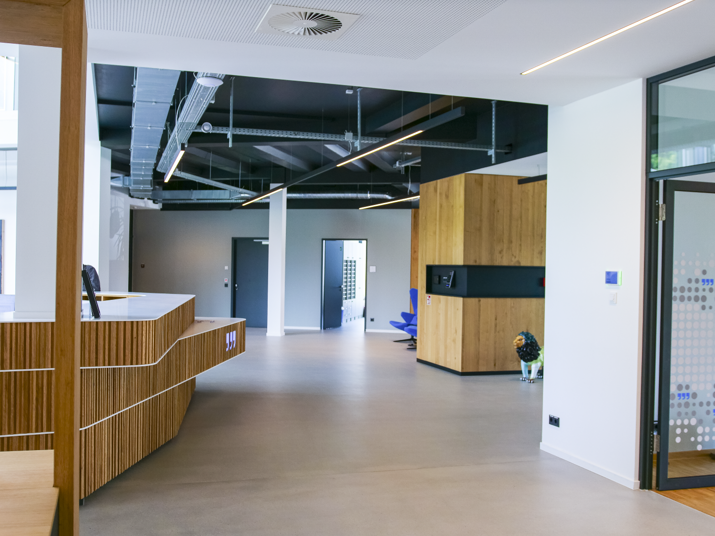 PALADIO Liniensystem in Fluren Flure und Verkehrsflächen mit linearem PALADIO Liniensystem bei DAHLHAUSEN Medizintechnik.