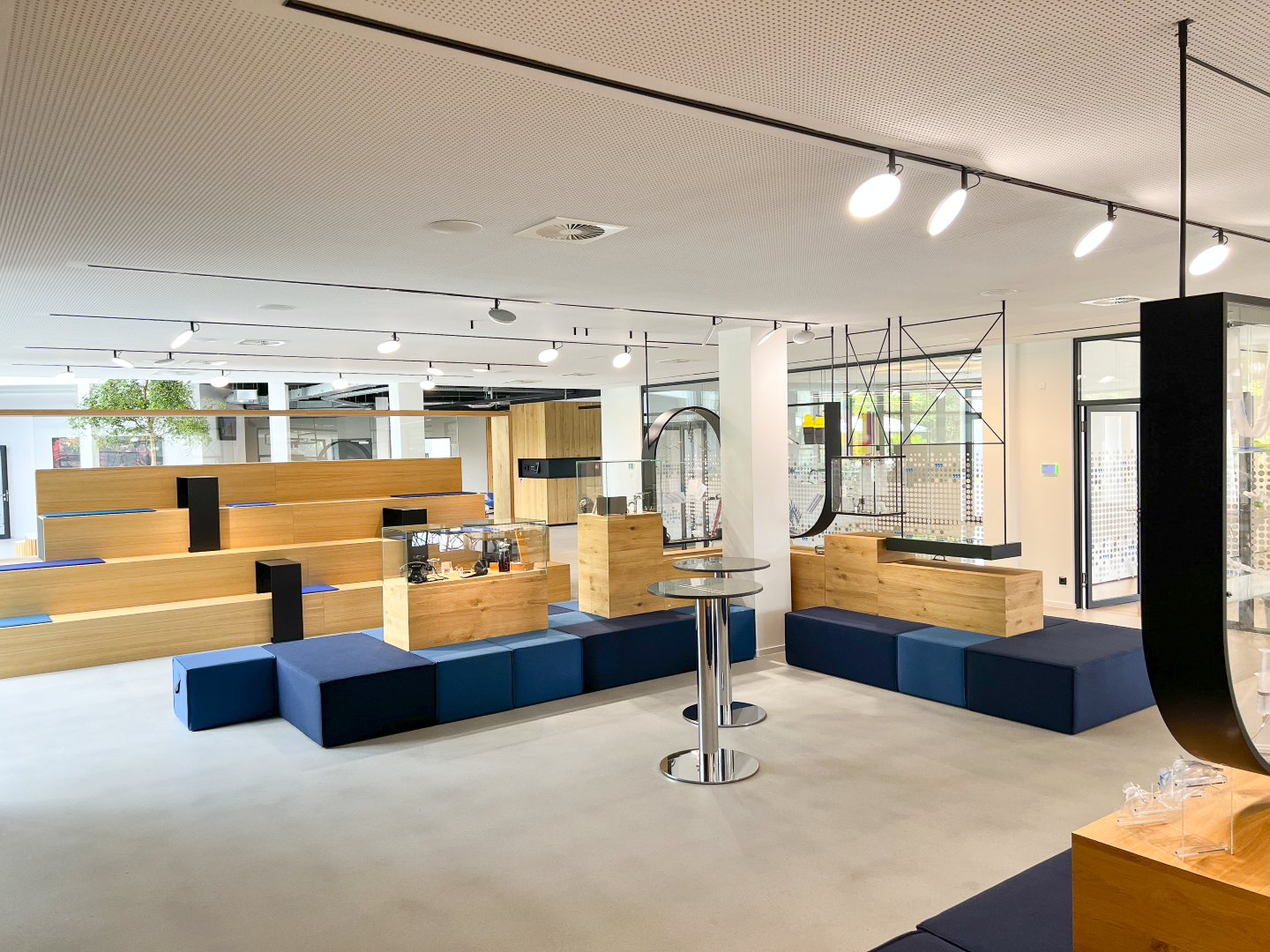 AVVENI im PALADIO TRACK – Arbeitszone Schrägansicht einer Arbeitszone mit AVVENI Leuchten im PALADIO TRACK System bei DAHLHAUSEN Medizintechnik.