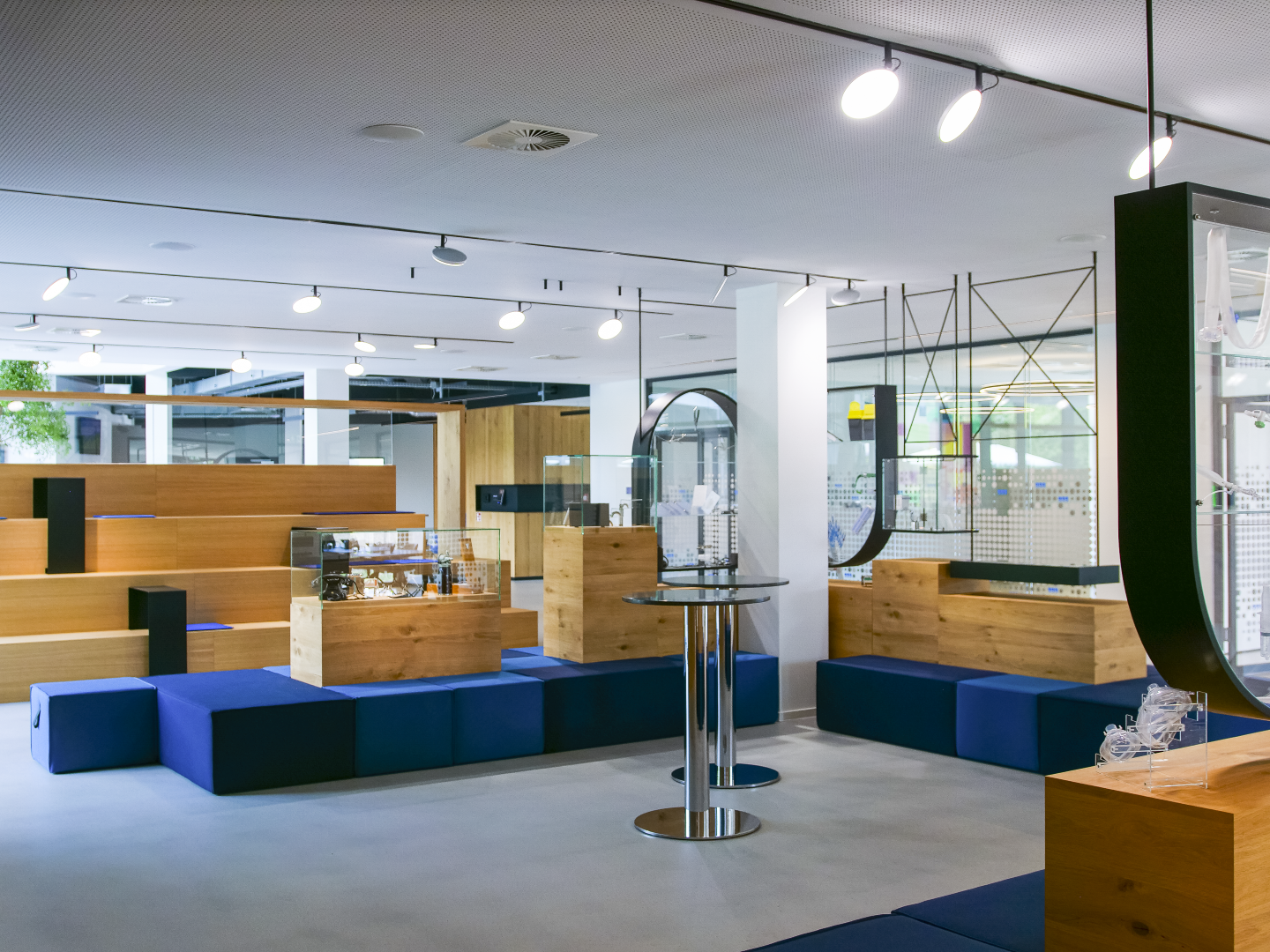 PALADIO TRACK mit AVVENI Leuchten AVVENI Leuchten im PALADIO TRACK System in Arbeits- und Showcase-Zonen bei DAHLHAUSEN Medizintechnik.