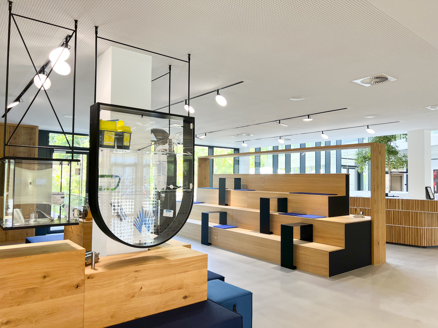 PALADIO TRACK mit AVVENI – Showcase-Zone Tiefenperspektive einer Arbeits- und Showcase-Zone mit AVVENI Leuchten im PALADIO TRACK System.