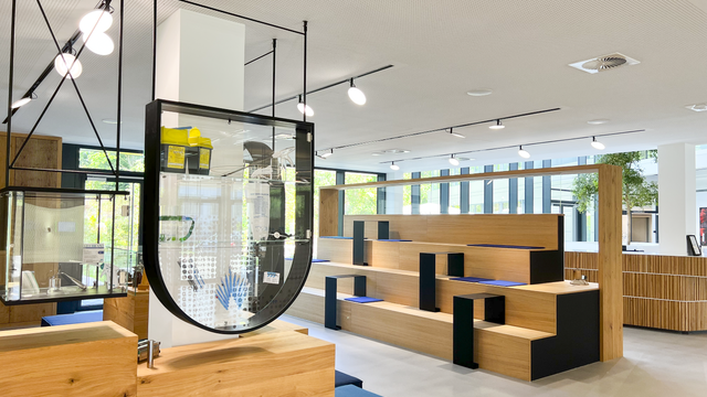 Tiefenperspektive einer Arbeits- und Showcase-Zone mit AVVENI Leuchten im PALADIO TRACK System.