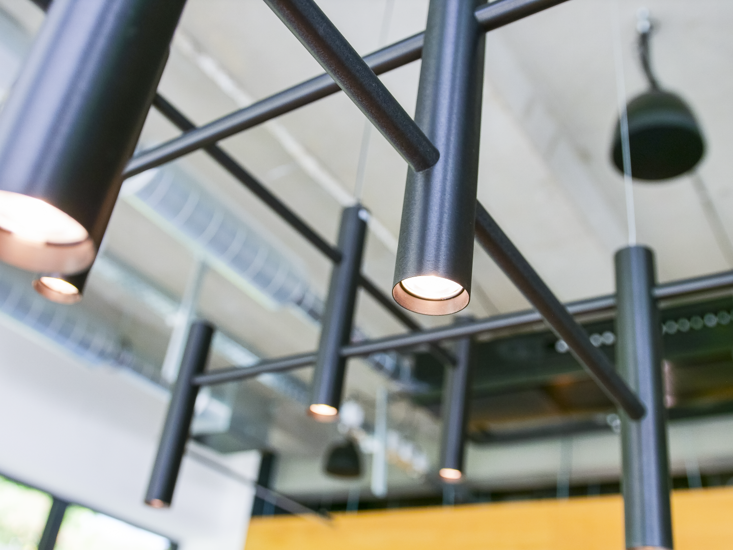 EVOLUTION S – Detail und Materialität Detailaufnahme der EVOLUTION S Kronleuchter-Pendelleuchte in schwarzer Sonderfarbe.