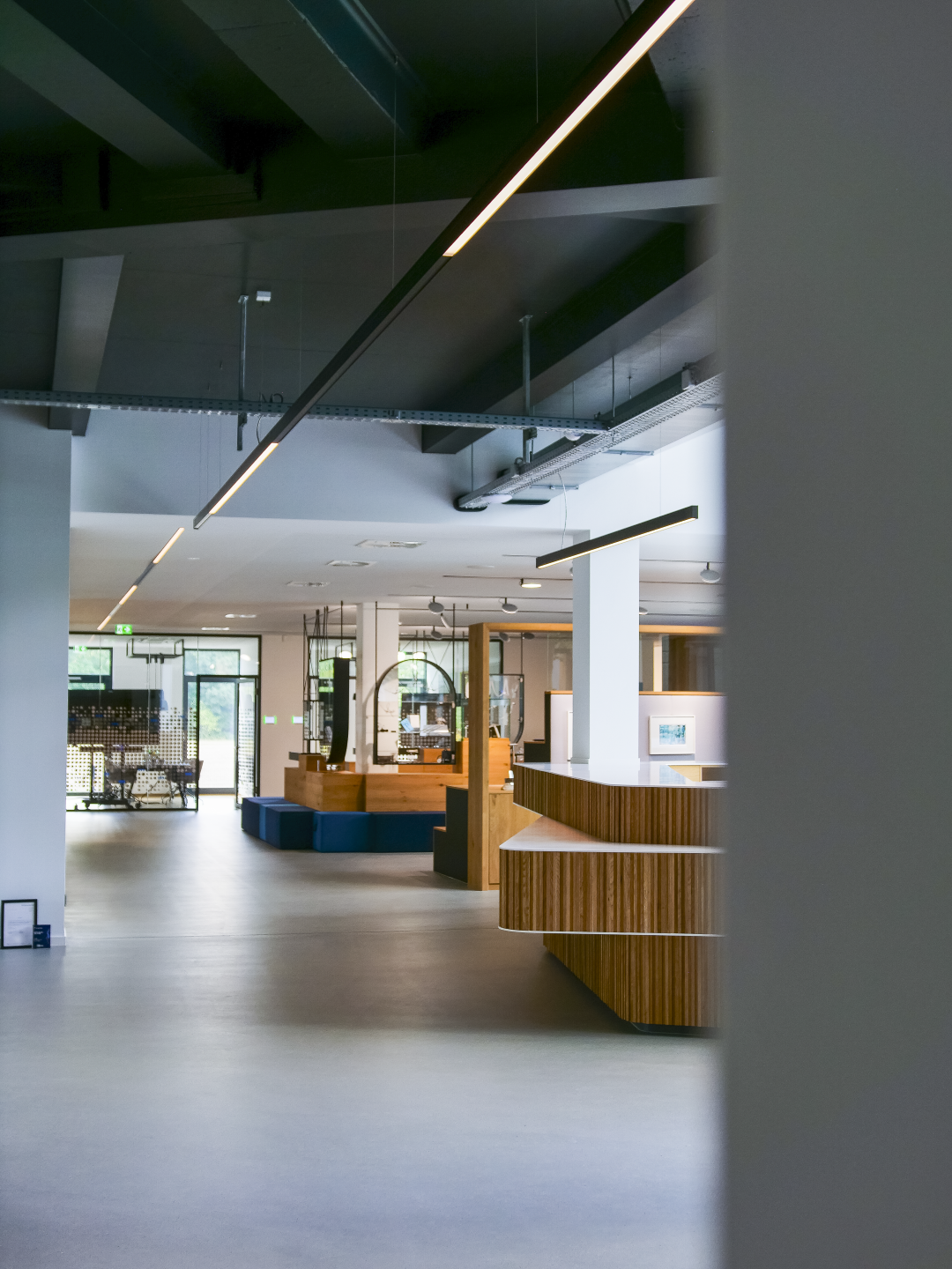 PALADIO Liniensystem im Flur Längsperspektive eines Flurs mit durchgehendem PALADIO Liniensystem bei DAHLHAUSEN Medizintechnik.