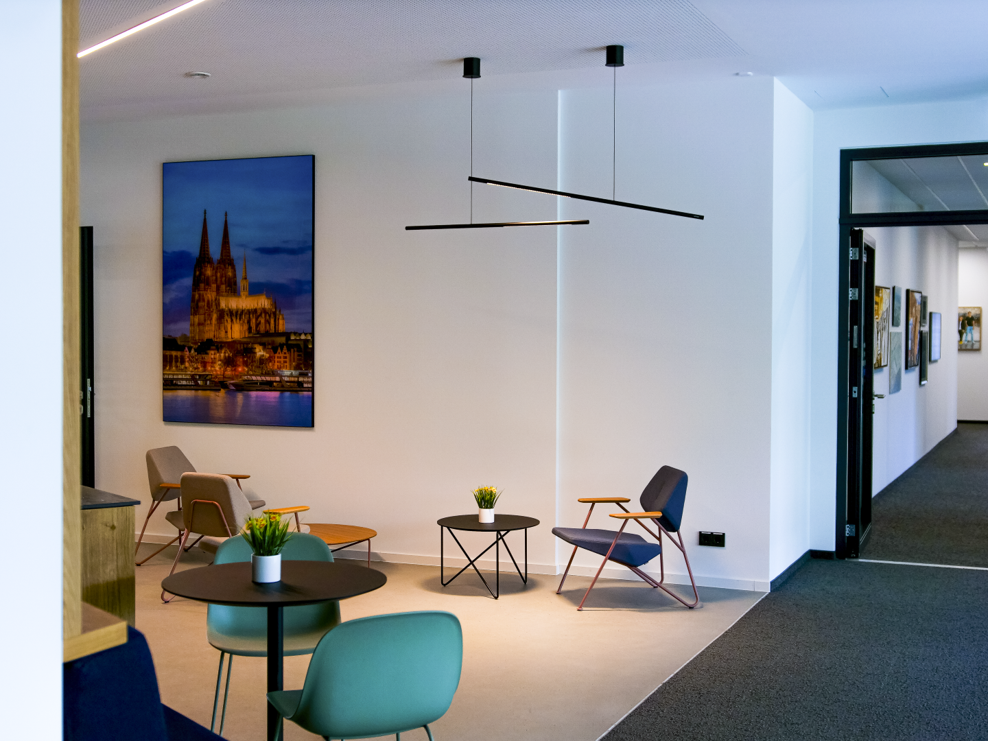 PALITO Pendelleuchten im Lounge-Bereich Lounge-Bereich im Flur mit PALITO Pendelleuchten bei DAHLHAUSEN Medizintechnik.