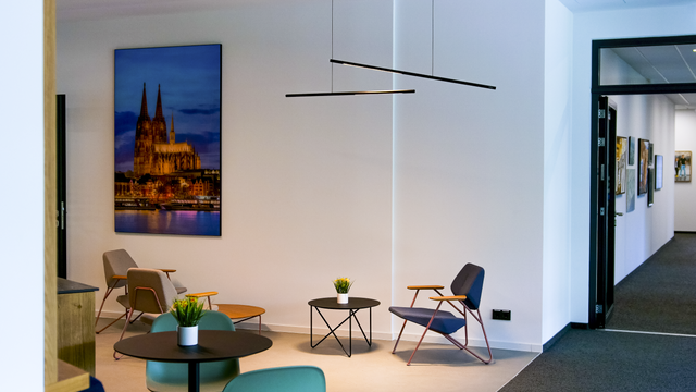 Lounge-Bereich im Flur mit PALITO Pendelleuchten bei DAHLHAUSEN Medizintechnik.