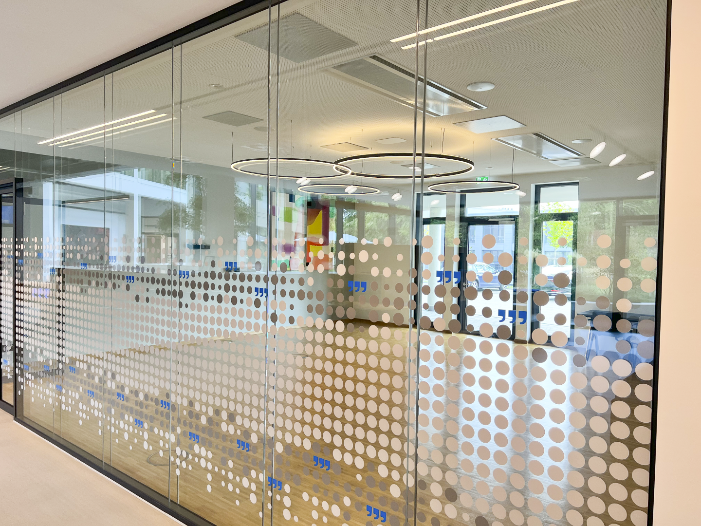 DOPPIO für flexible Meetingformate Flexibler Meetingraum mit DOPPIO Ringleuchten bei DAHLHAUSEN Medizintechnik.