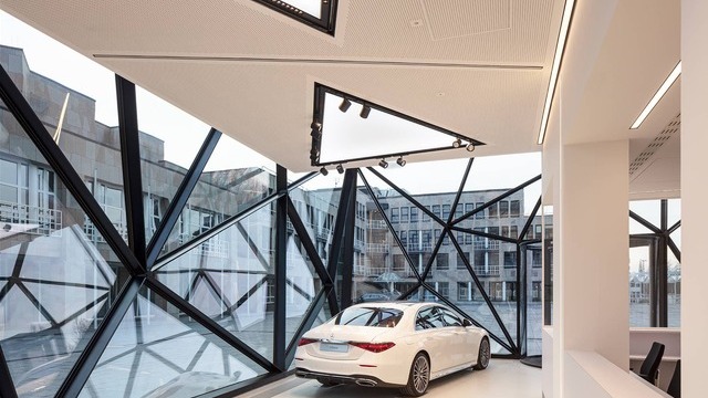 Sonderleuchte Lichtdecke in dreieckiger Sonderform integriert in moderne Architektur mit Glasfassade | © HGEsch Photography