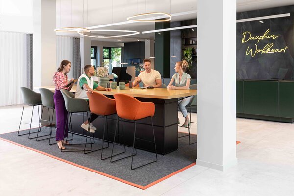 Moderner Arbeitsbereich mit einem kollaborativen Besprechungsbereich, mit Sattlers Slim Delta Leuchtkörper im Dauphin Workheart Showroom in Offenbach. | ©  Dauphin HumanDesign® Group GmbH &amp; Co. KG