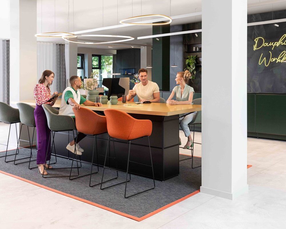 Dauphin Workheart Showroom in Offenbach - Mit Slim Delta von Sattler | © Dauphin HumanDesign® Group GmbH & Co. KG Moderner Arbeitsbereich mit einem kollaborativen Besprechungsbereich, mit Sattlers Slim Delta Leuchtkörper im Dauphin Workheart Showroom in Offenbach. | © Dauphin HumanDesign® Group GmbH & Co. KG