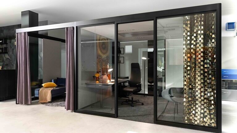 Meeting box with SATTLER Avveni floor and table lamp | © Dauphin HumanDesign® Group GmbH & Co. KG