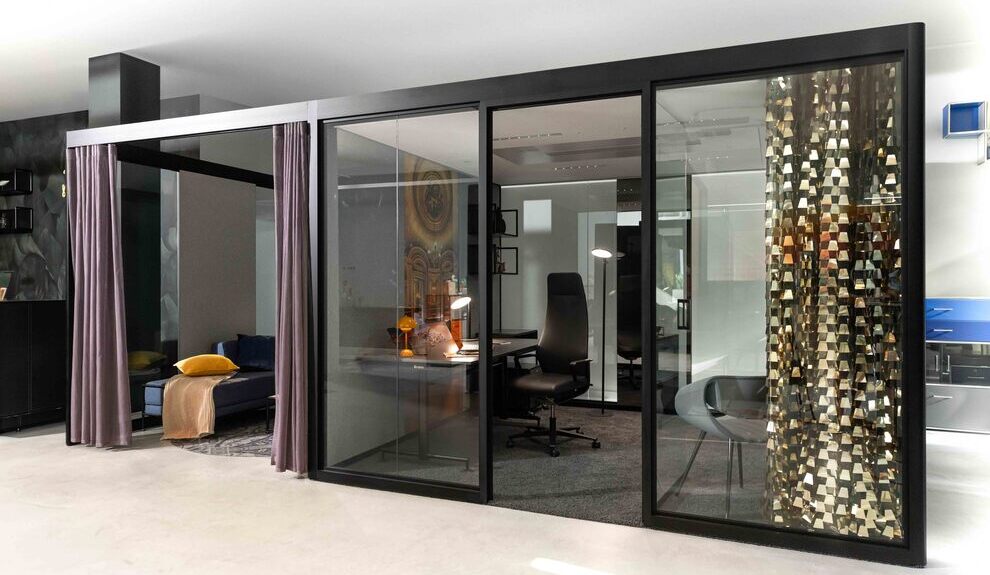 Meeting box with SATTLER Avveni floor and table lamp