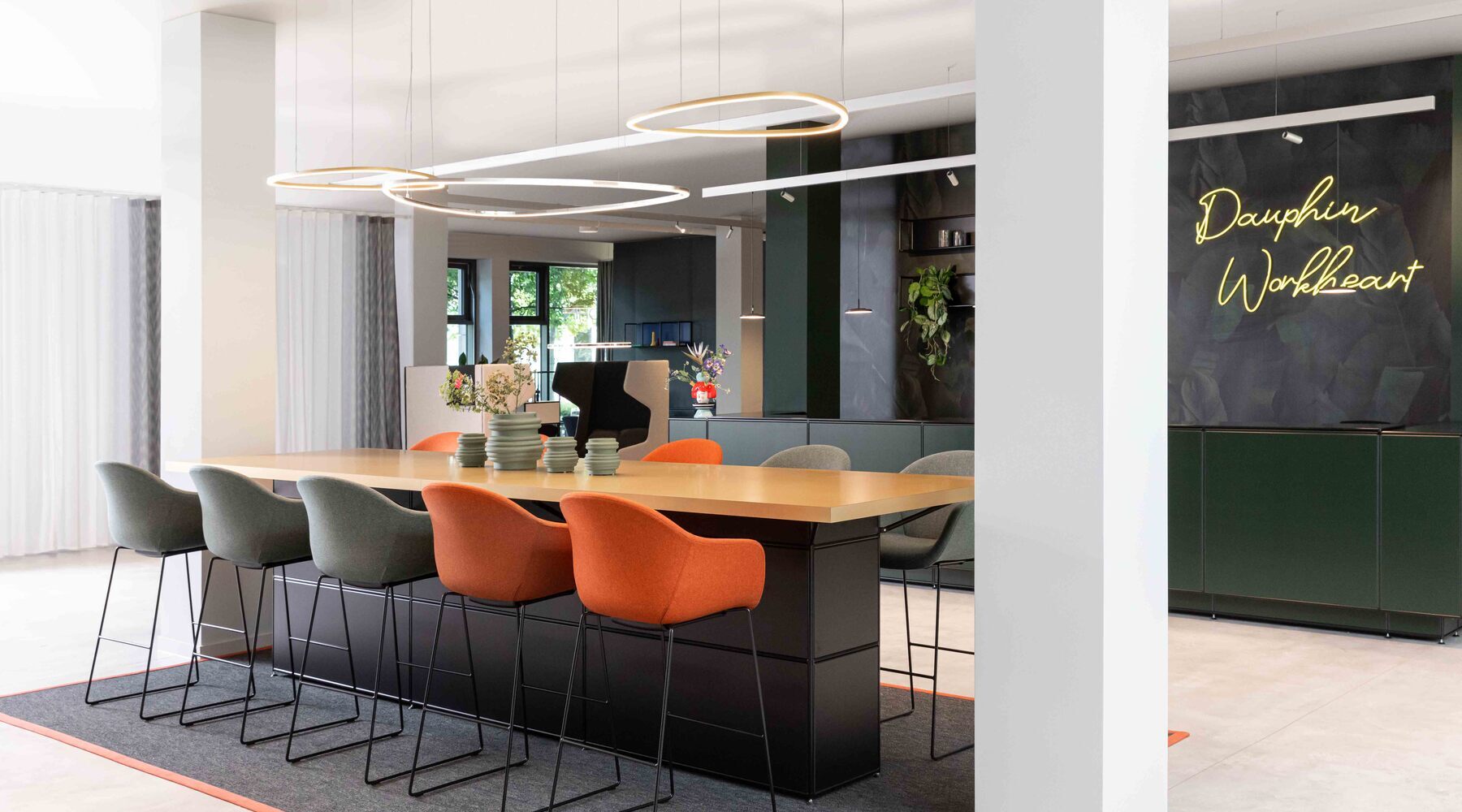 Slim Delta Direkt Leuchten von SATTLER an einer Besprechungstheke | © Dauphin HumanDesign® Group GmbH & Co. KG Meeting Point mit Slim Delta Direkt Leuchten von SATTLER. Im Hintergrund eine Empfangstheke mit Paladio System Track Leuchte, sowie Paladio System LENS jeweils als Pendelversion in verschiedenen Höhen verbaut. In der Track Leuchte wurden zudem Avveni Pendant 1 und Evo Spot eingesetzt | © Dauphin HumanDesign® Group GmbH & Co. KG